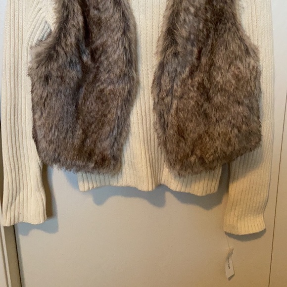 Cynthia Rowley Cream Sweater and Faux Fur Vest Set - Picture 3 of 6